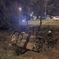 Auto sleteo s puta i završio u kanalu: Teška nesreća u Sremskoj Kamenici: Vatrogasci izašli na lice mesta, vozač predat…