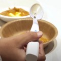 (VIDEO) Novi izum koji nas sprečava da solimo kad nam nije dovoljno slano – električna kašika