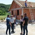 Za dostojanstven život Srba na Kosovu i metohiji: Stojković posetila višečlane porodice kojima Kancelarija gradi kuće u…