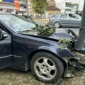 Vozač mercedesa izgubio kontrolu i udario u banderu Muškarac reanimiran, pa prevezen u bolnicu (Foto galerija)