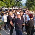 Došli na posao, ostali na ulici: Srbi se okupili ispred zgrade opštine Kosovska Mitrovica, policija im ne da da uđu u…