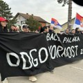 FOTO, VIDEO Đaci pešaci Bačke Palanke stigli u Bač pa se posle zajedno okupili u Palanci na protestu