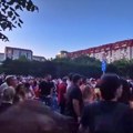 Građani u ulici u kojoj živi Vučević uzvikivali "Miloše, ološe" i gađali pripadnike SNS jajima