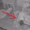 Dete je nešto povuklo ispod kreveta "Ovo je tako jezivo!" - Otac tvrdi da je reč o paranormalnom (video)