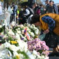 Počelo odavanje pošte nastradalima u Novom Sadu: Građani prilaze mestu tragedije i ostavljaju vence za žrtve FOTO