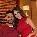 Mitrović joj drži ruku na: Fudbaler sa suprugom i decom slavio Novu godinu, Kristina grmela u crvenoj haljini