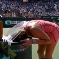 Sabalenka gurnula glavu u kantu za led posle finala: Pogledajte šampionku kako se jedva dozvala svesti