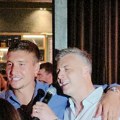 Bogdan Bogdanović se grli sa poznatim pevačem i peva: Isplivao snimak sa tajnog slavlja, uzeo mikrofon i bacio goste u trans…