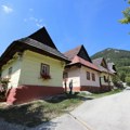 "Turisti nam ulaze u dvorišta, zaviruju kroz prozore, upadaju u kuhinje" Selo sa samo 14 stanovnika želi da nestane sa UNESCO…
