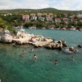 Bor se srušio na plaži u Hrvatskoj: Četvoro povređenih, među njima dvoje dece