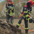 Vatrena stihija ne posustaje: Vetar razbuktava plamen u peščari, helikopteri u trci s vremenom