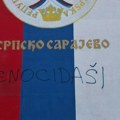 Provokacija u Istočnom Sarajevu: Na srpskoj trobojci ispisano „genocidaši“