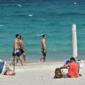 Fotografija stranih turista na plaži u Crnoj Gori pokrenula lavinu komentara: "a smetali vam paradajz turisti"