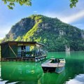 Smaragdno zelena voda i kućice koje plutaju: Ovo jezero nazivaju srpskim Maldivima