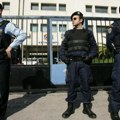 Pucnjava ispred škole u Atini: Dvoje mladih povređeno - napadači u bekstvu