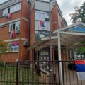 Zastave na zgradi opštine Medijana i stambenim zgradama