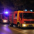 Gori zgrada Na Miljakovcu - vatra bukti kroz prozor stana! Vatrogasci na licu mesta (foto)