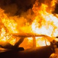 Prosuo benzin po šoferšajbni pa prineo plamen, sve buknulo za sekund: Snimak paljevine BMW- a u Novom Pazaru