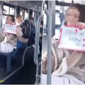 Hit scena u gradskom autobusu: Mlada Beograđanka pokazala transparent i izazvala lavinu komentara, a dobila i ovakve ponude…