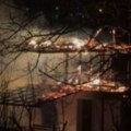 Dramatičan prizor u Sremskoj Kamenici: Vatra guta sve pred sobom, vatrogasci se bore sa vatrenom stihijom (video)