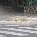 Evo u kojim delovima Srbije prete poplave! Olujni vetar i obilna kiša ovog jutra u Srbiji!