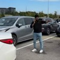 Hteo da se parkira, a onda mu pešak zauzeo mesto: Čuvao parking za prijatelja, situacija samo što nije eskalirala "Da li ima…