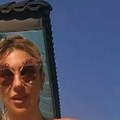 Jovana Jeremić u zlatnom bikiniju pokazala obline, ali ćerka Lea ukrala pažnju: Svi gledaju u njen kupaći!