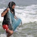 Egipćani bacaju flaše sa hranom u Sredozemno more nadajući se da će doći do Gaze