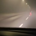 Taksista vozio kroz maglu ka centru, a onda se ukazala avet nasred puta: "Šta je ovo, ljudi moji?" (video)