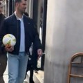 Novak šeta ulicama grada kao "anonimus", kao da nije najbolji teniser ikada, u rukama je nosio loptu...