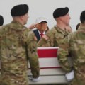 Porodice i Tramp sačekali tela šest američkih vojnika poginulih u Kuvajtu
