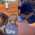 Hamad Međedović se okrenuo ka tribini i video Novakovog velikog navijača: završio ogrnut srpskom zastavom