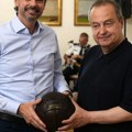 Dačić Urkizu pokazao repliku legendarne lopte kojom se igralo na prvom Svetskom prvenstvu u Urugvaju 1930.