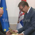 Vučić darivao prvog čoveka UFC-a: Dejna Vajt dobio gusle kao poklon iz Srbije!