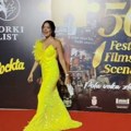 Mirka Vasiljević poput holivudskih diva! Zablistala u drečavo žutoj, dekoltiranoj haljini na crvenom tepihu: Sve oči uprte u…