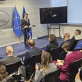 Ursula fon der Lajen u Prištini, grupa Albanaca protestovala na aerodromu