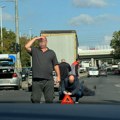 Muškarac leži na ulici, prolaznici se okupili oko njega: Oboren pešak kod Pupinovog mosta