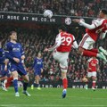 (VIDEO) Arsenalovi štoperi po londonskoj kiši srušili Everton