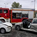 Teška nesreća u Novom Sadu: Sudarila se dva automobila, vatrogasci sekli vozilo da izvuku povređenog (foto)