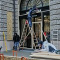 Sprema se haos u Nemačkoj! Vlasnici prodavnica obezbeđuju izloge pred sutrašnje najavljene demonstracije Generacija Z poziva u…