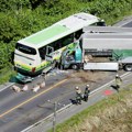 FOTO: Petoro poginulo u sudaru kamiona i autobusa u Japanu