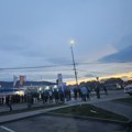 Žitelji niškog naselja Delijski Vis ponovo blokirali saobraćaj na putu Niš – Niška Banja. Traže asfalt i kanalizaciju