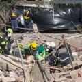 Pet dana ispod ruševina: Snimak spašavanja čoveka ispod ruševina zgrade u Južnoj Africi (video)