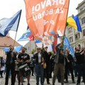 Počelo uništavanje bilborda opozicije u Novom Sadu