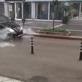 Automobili plutaju ulicama, voda na sve strane: Jako nevreme napravilo haos u regionu, obilne padavine i danas prete…