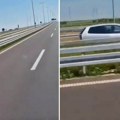 Strašan snimak sa auto-puta u Srbiji: Automobil juri u kontra smeru (Video)