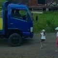 (Uznemirujući video) Otac požurio do ćerkice koju je udario kamion, pa sa svojim drugim detetom imao tešku saobraćajku