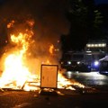 Leteli Molotovljevi kokteli, kuće zapaljene, povređeno 15 policajaca: Nemiri ne jenjavaju u Severnoj Irskoj