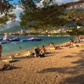 Počela sezona paradajz turizma! Fotka s hrvatske plaže zapalila mreže, turisti raspamećeni: Kriška hleba, pašteta i... Za…