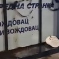 VIDEO: Prostorije SNS na Voždovcu zasute balegom